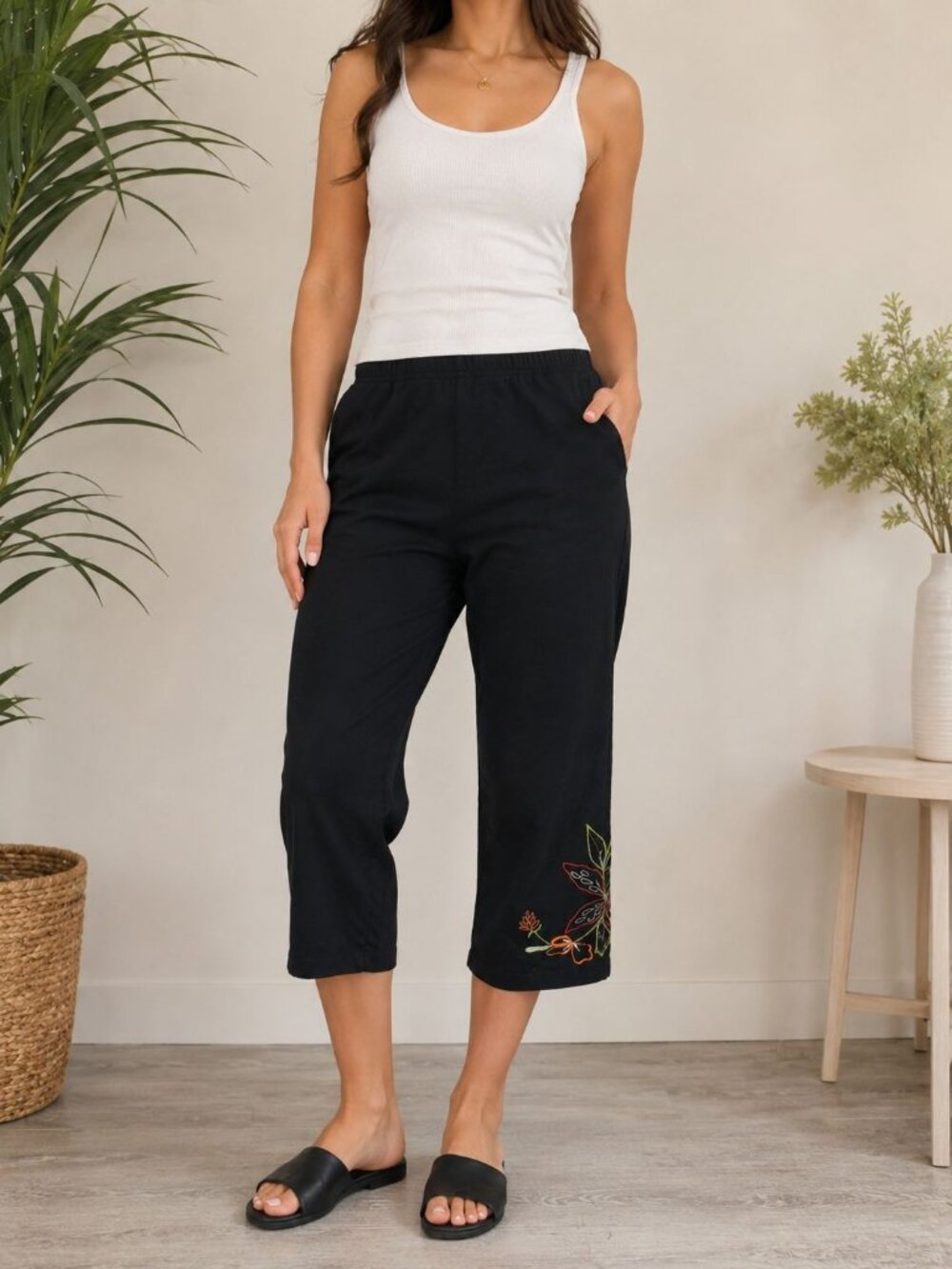 Mirasol Black Floral Embroidered Capri Pants Size L Casual 90s City Resort Wear